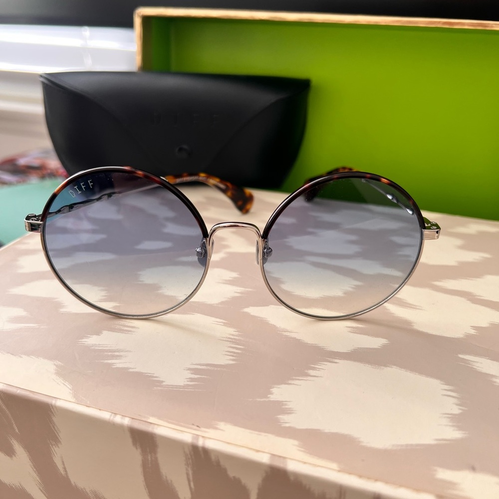 Diff Eyewear Tortoise Frame With Gradient Lenses - image 1